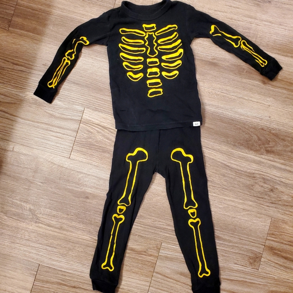 Kids 4T GAP glow-in-the-dark skeleton pajamas